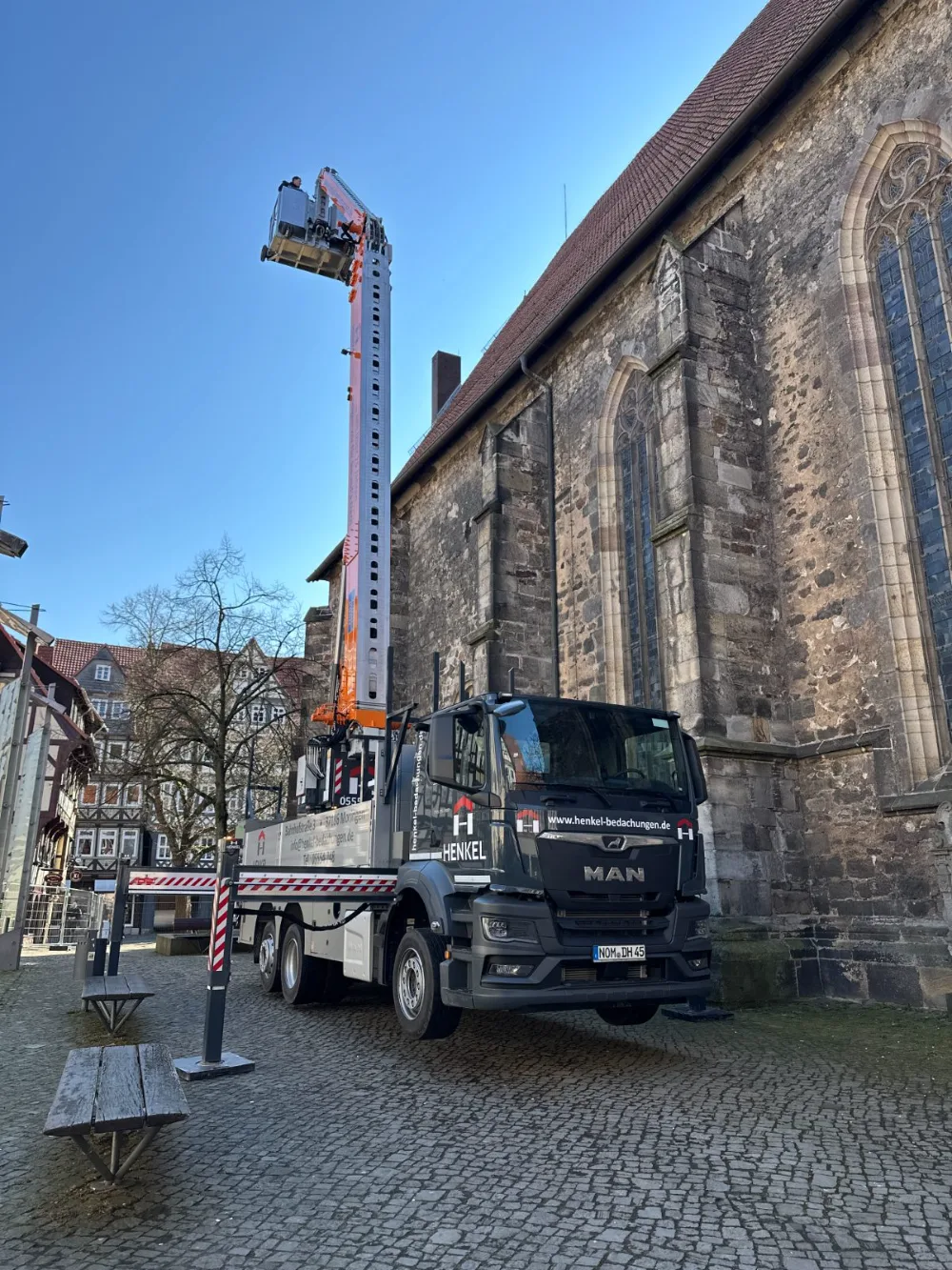 Klaas K950 LEX mit Arbeitsbühne an der Stadtkirche