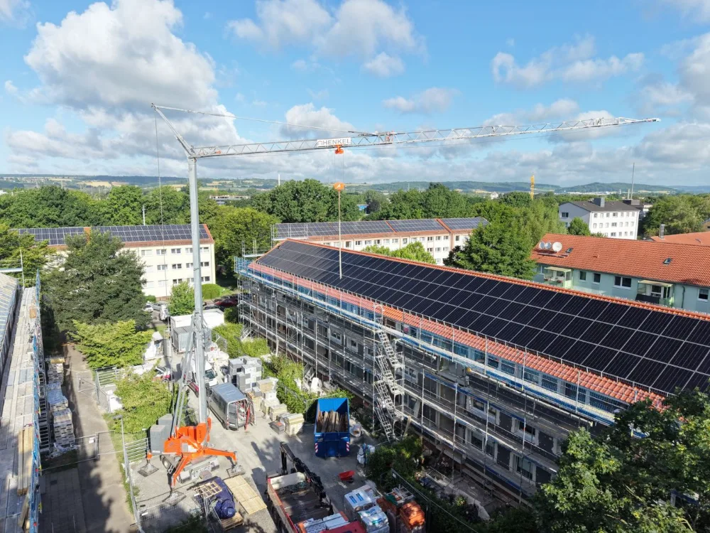 Kran von Henkel im Einsatz an einer Baustelle