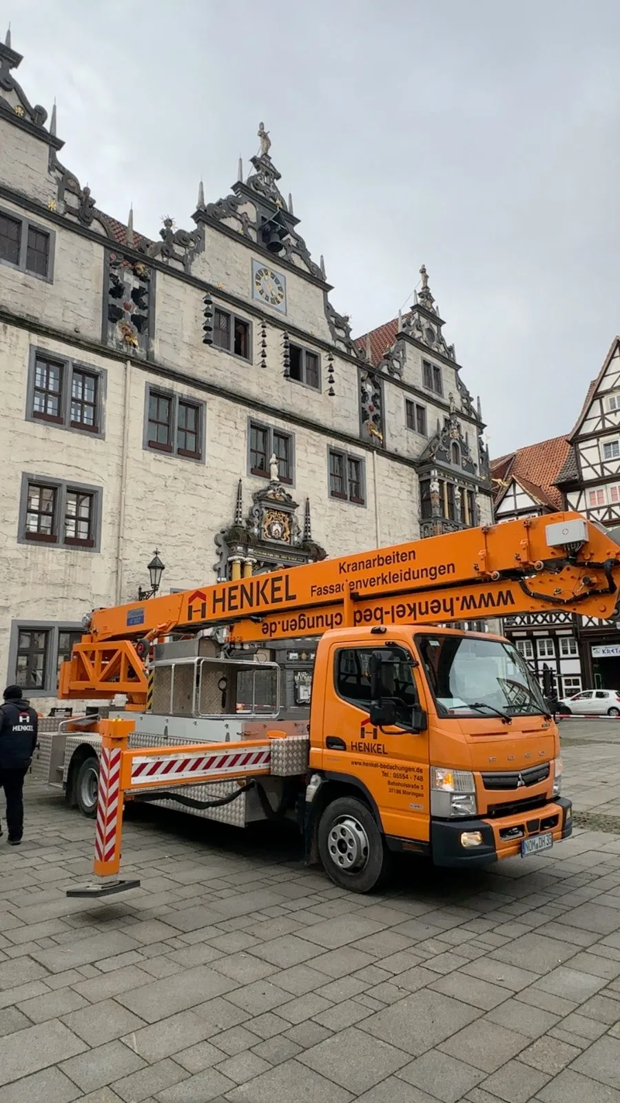Klaas K700 E am historischen Rathaus